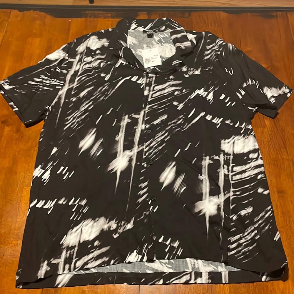 Forever 21 Men’s Abstract Short Sleeve Button Down
